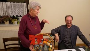 Übergabe Präsent an die scheidende Vorsitzende